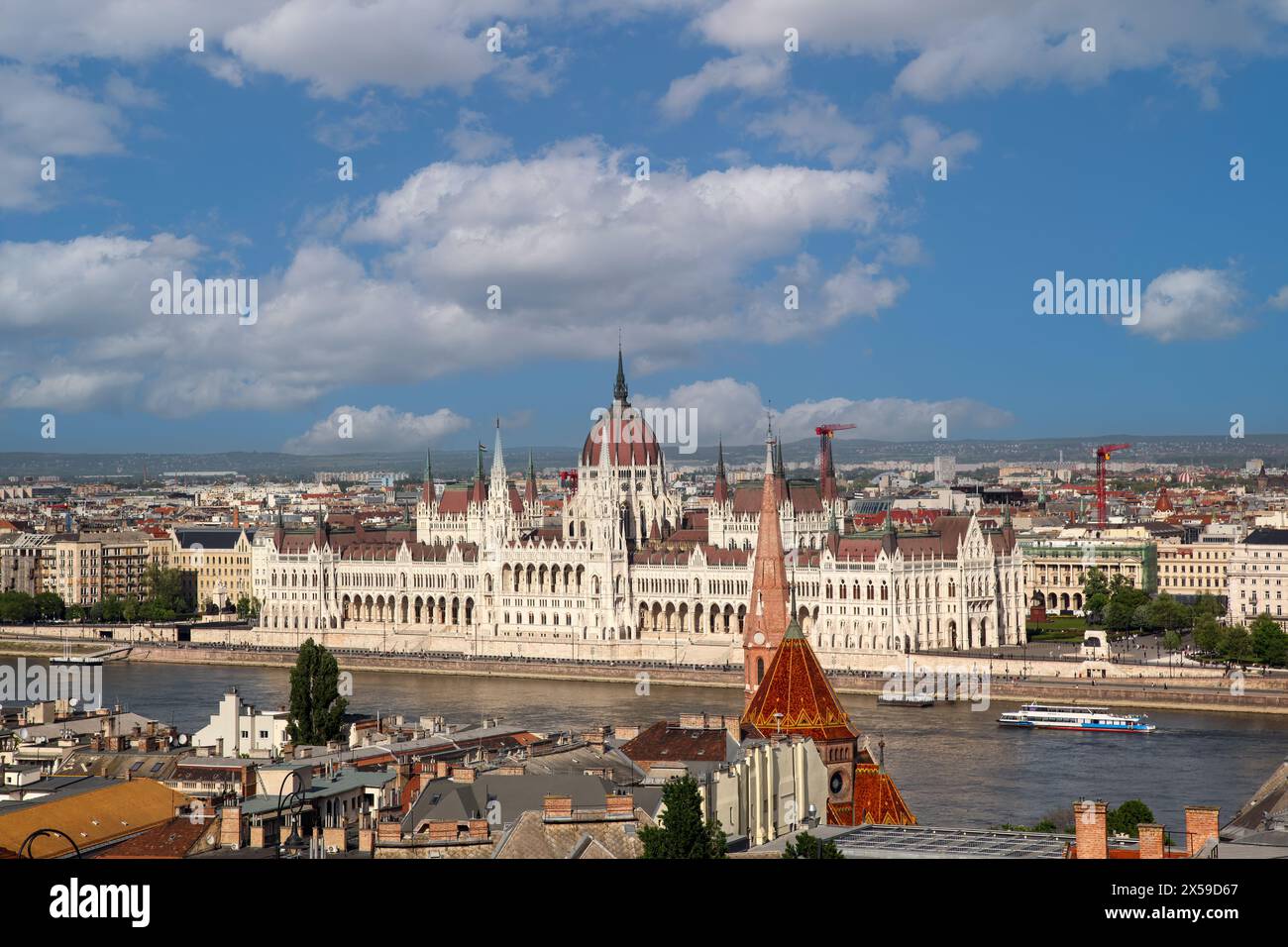 Vue panoramique spectaculaire sur le Parlement hongrois du côté de Pest, vu du côté de Buda. Banque D'Images