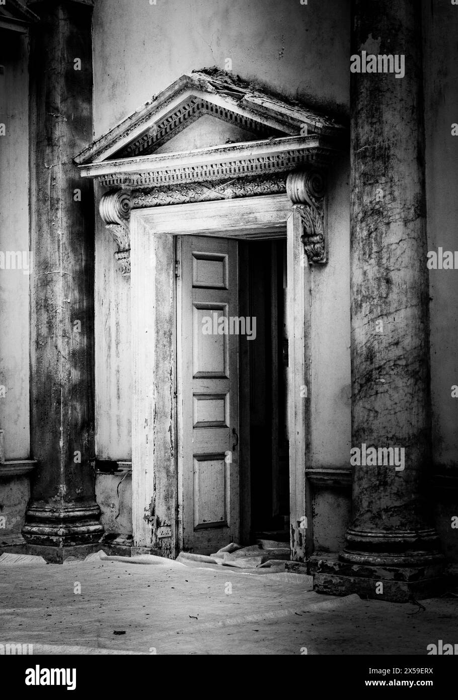 Porte endommagée par le feu dans une maison ancestrale abandonnée. Avril 2018 Banque D'Images