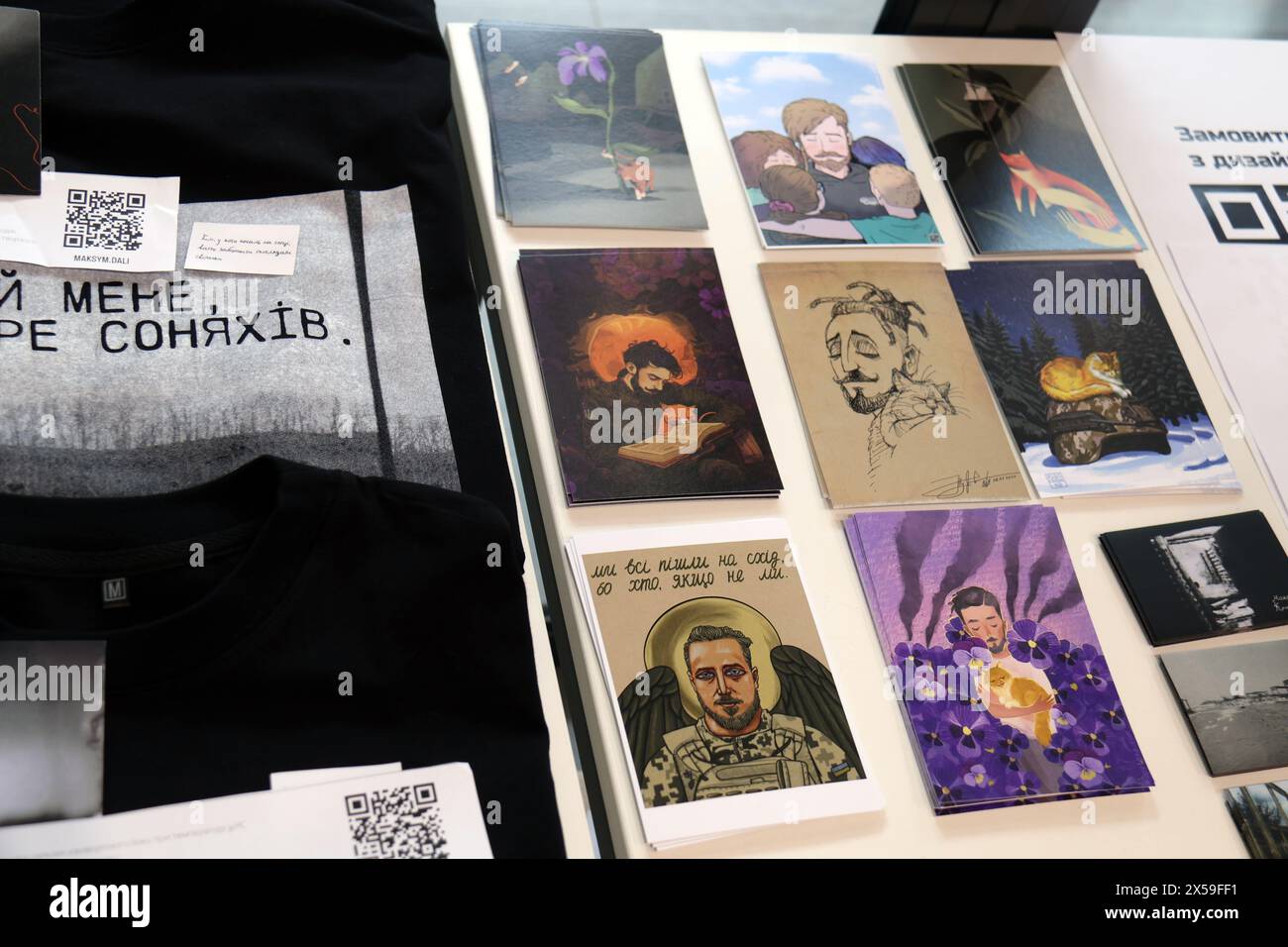 Non exclusif : KIEV, UKRAINE - 7 MAI 2024 - des oeuvres sont exposées lors de l'ouverture de la parfois je prends des photos de la guerre... Exposition de l'Ukraine Banque D'Images