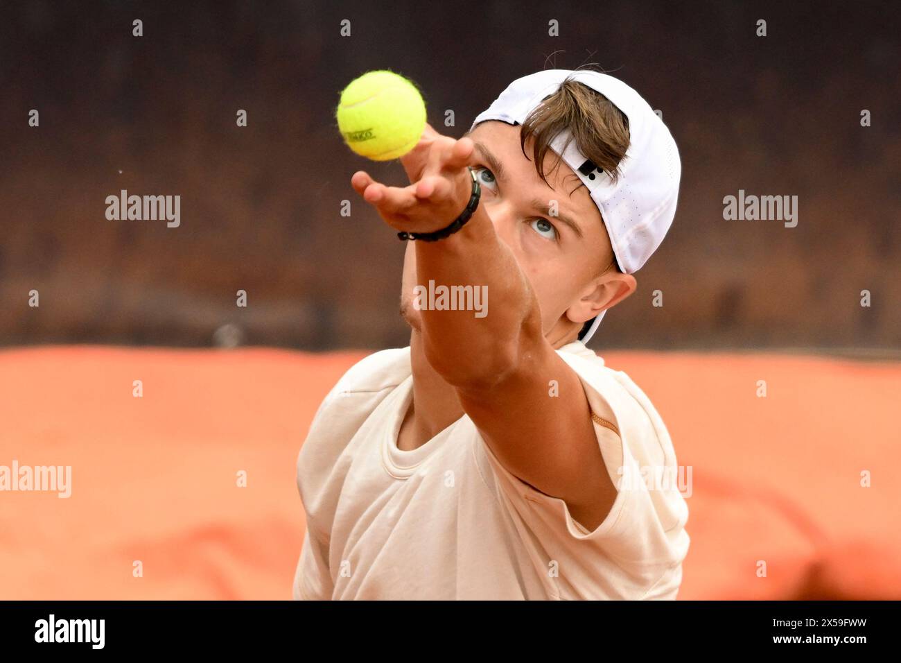 Rome, Italie. 08 mai 2024. Holger Rune du Danemark sert pendant un entraînement avec Novak Djokovic de Serbie au tournoi de tennis Internazionali BNL d'Italia 2024 au Foro Italico à Rome, Italie, le 8 mai 2024. Crédit : Insidefoto di andrea staccioli/Alamy Live News Banque D'Images