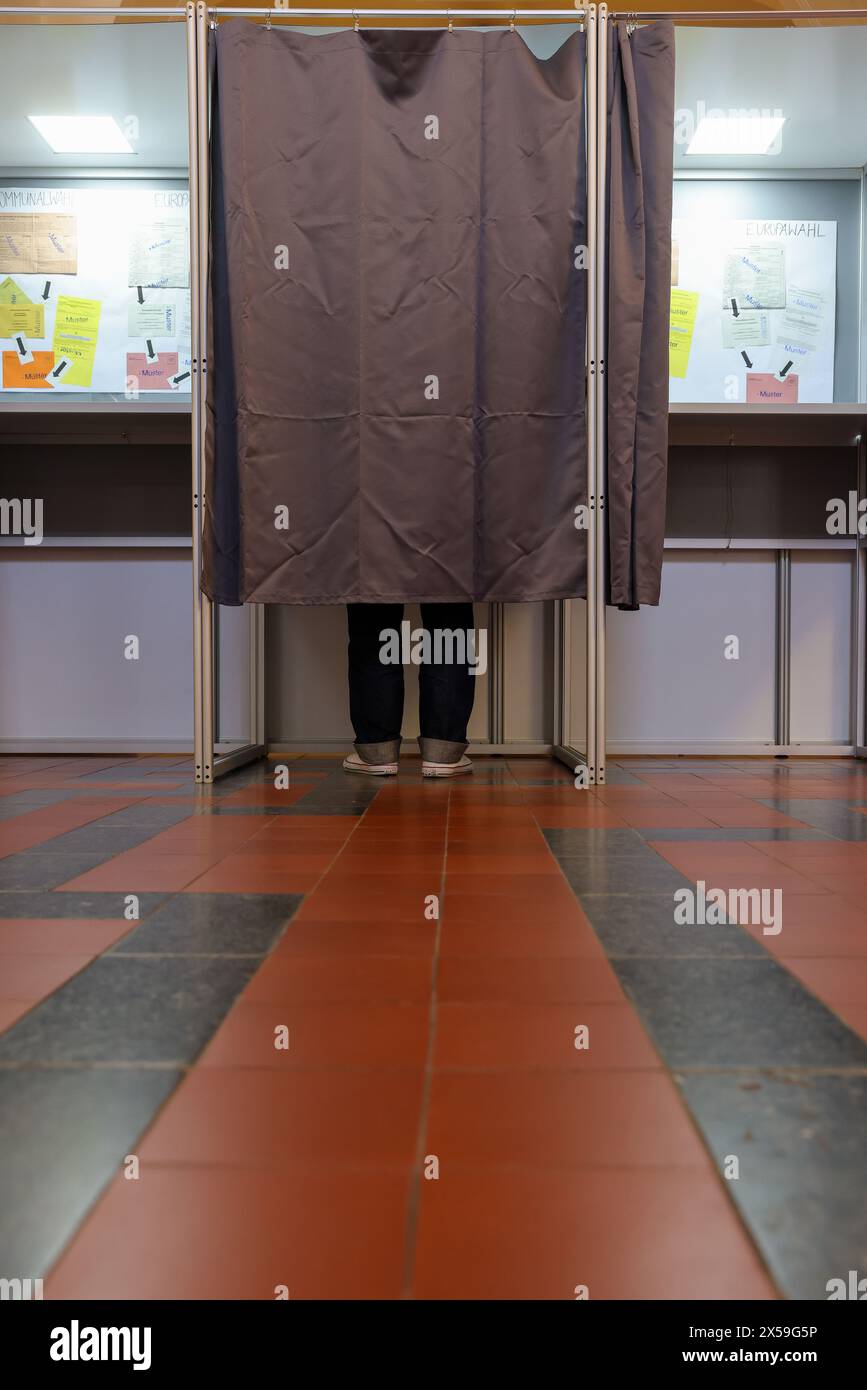 Leipzig, Allemagne. 08 mai 2024. Un homme se tient debout dans un bureau de vote dans le centre de vote postal récemment ouvert dans le nouvel hôtel de ville de Leipzig. Les citoyens peuvent voter ici les mardis et jeudis entre 9h et 18h, les mercredis entre 9h et 16h et les vendredis entre 9h et 14h avant le dimanche des élections. Outre les élections européennes, des élections locales auront lieu en Saxe le 9 juin. Crédit : Jan Woitas/dpa/Alamy Live News Banque D'Images