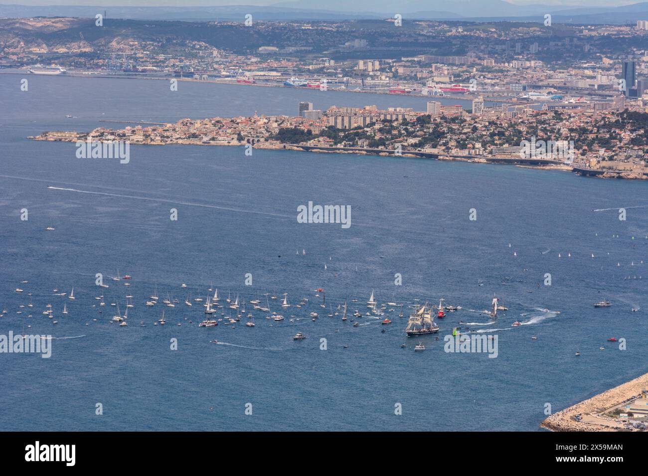 Marseille, France. 8 mai 2024. Le Belem, porteur de la flamme olympique, arrive à Marseille. Le voilier à trois mâts est accueilli par une flotte de bateaux et des milliers de spectateurs à terre. La flamme olympique a été allumée le 16 avril à Olympie, et a quitté la Grèce à bord du Belem le 27 avril. La torche traversera désormais la France continentale et outre-mer avant la cérémonie d'ouverture le 26 juillet à Paris. Crédit : Viktor SIP/Alamy Live News Banque D'Images
