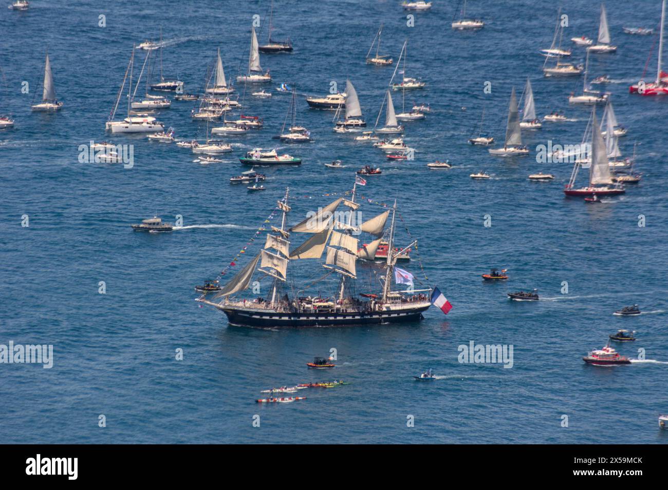 Marseille, France. 8 mai 2024. Le Belem, porteur de la flamme olympique, arrive à Marseille. Le voilier à trois mâts est accueilli par une flotte de bateaux et des milliers de spectateurs à terre. La flamme olympique a été allumée le 16 avril à Olympie, et a quitté la Grèce à bord du Belem le 27 avril. La torche traversera désormais la France continentale et outre-mer avant la cérémonie d'ouverture le 26 juillet à Paris. Crédit : Viktor SIP/Alamy Live News Banque D'Images