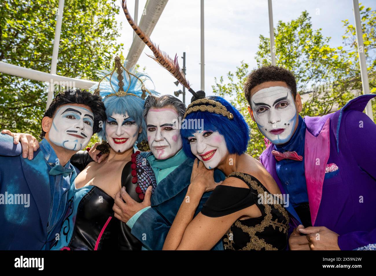 Londres, Royaume-Uni. 8 mai 2024. Les membres de la compagnie théâtrale Yllana, basée en Espagne, jouent le rôle de l'Opéra Locos lors d'un photocall à la Birdcage à l'extérieur de la gare de St Pancras. Le spectacle d'opéra comique présente des classiques de l'opéra bien connus, dont la Traviata et Madama Butterfly, combinés à des hits rock et pop de Whitney Houston à Mika, mélangeant les genres musicaux et la comédie physique. Le spectacle est au Peacock Theatre jusqu'au 11 mai. Credit : Stephen Chung / Alamy Live News Banque D'Images