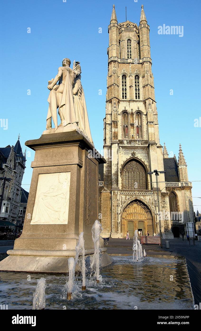 Monument à Jan Frans Willems et cathédrale de Bavo à Sint Baafsplein. Gand. Flandre, Belgique Banque D'Images