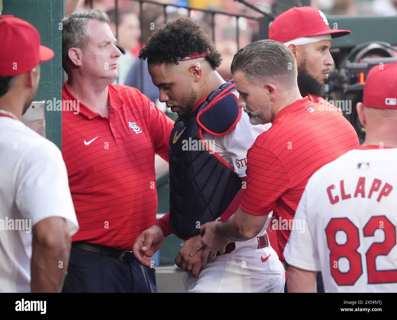 Louis, États-Unis. 07 mai 2024. L'entraîneur athlétique en chef Adam Olsen (R) mène le catcher Louis Cardinals Willson Contreras du terrain, dans le club-House après avoir été frappé au bras avec une batte par le batteur New York mets J.D. Martinez en deuxième manche au Busch Stadium à Louis le mardi 7 mai, 2024. Contreras a quitté le jeu avec un avant-bras fracturé et pourrait être sorti jusqu'à deux mois. Photo de Bill Greenblatt/UPI crédit : UPI/Alamy Live News Banque D'Images