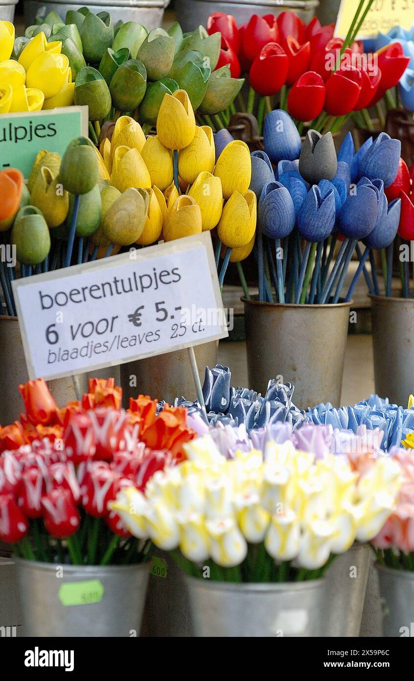 Souvenirs à Bloemenmarkt (marché aux fleurs) sur le Canal Singel. Amsterdam. Pays-bas Banque D'Images