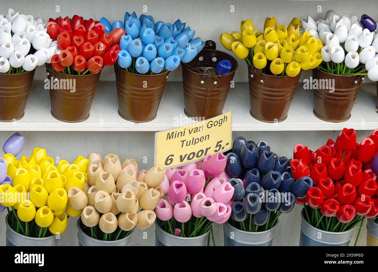 Souvenirs à Bloemenmarkt (marché aux fleurs) sur le Canal Singel. Amsterdam. Pays-bas Banque D'Images