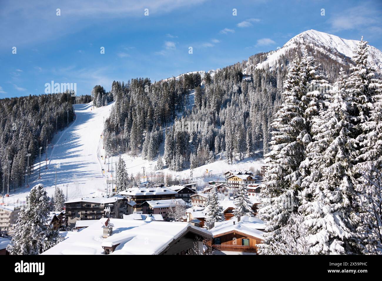 Station de ski Madonna Di Campiglio, Trentin, Italie. Montagnes de dolomie dans la neige. Banque D'Images