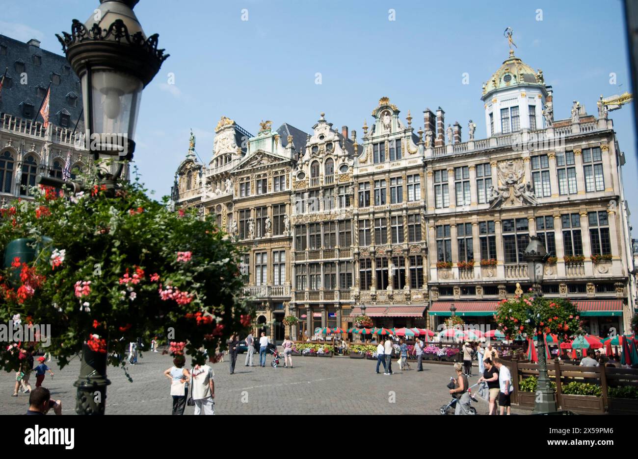 Outdoor cafes grand place brussels Banque de photographies et d’images ...