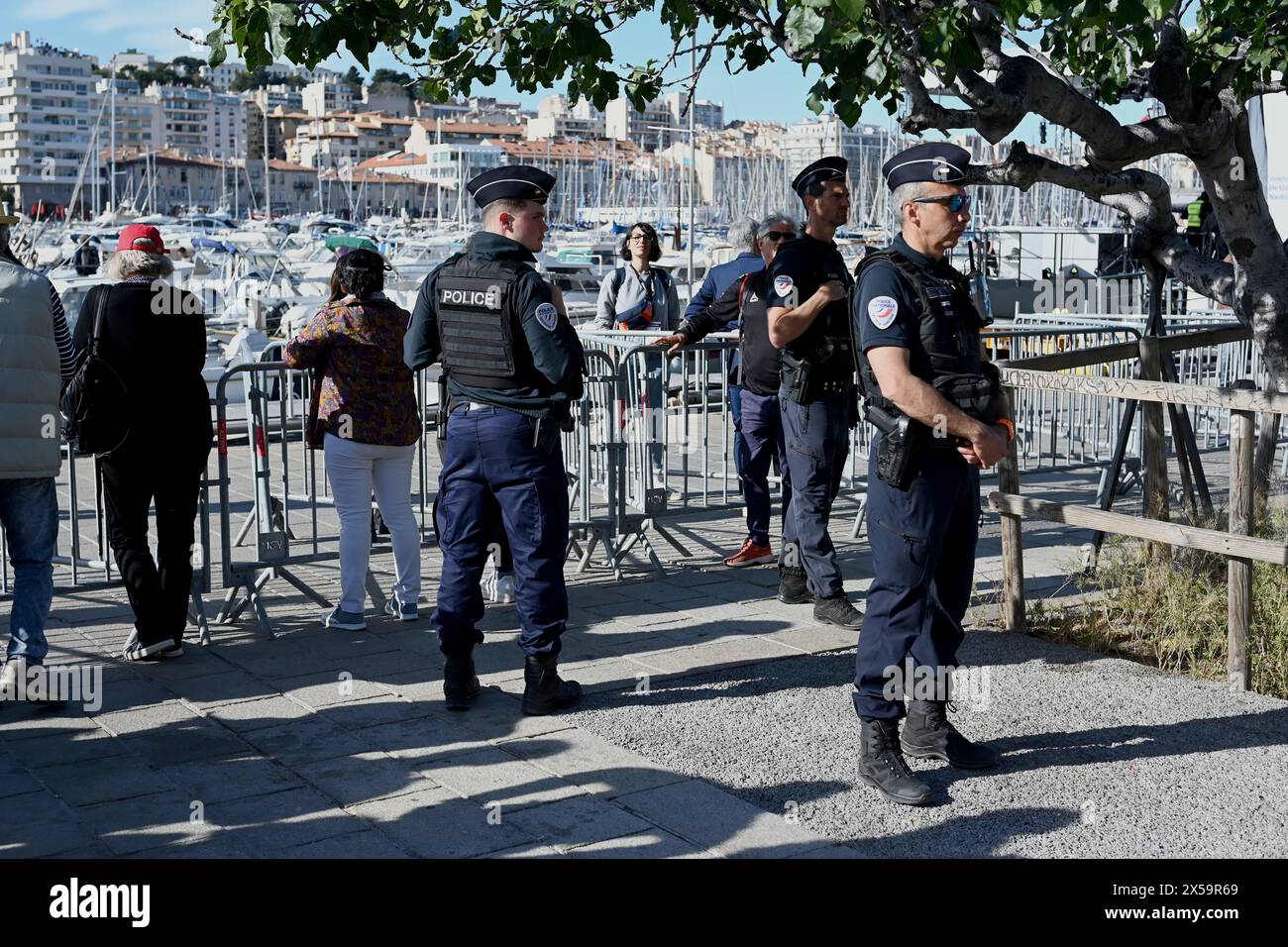 Marseille, France. 8 mai 2024. Des policiers patrouillent avant l’arrivée de la flamme olympique au vieux port de Marseille, dans le sud de la France, le 8 mai 2024. Crédit : Julien Mattia/ Xinhua/Alamy Live News Banque D'Images