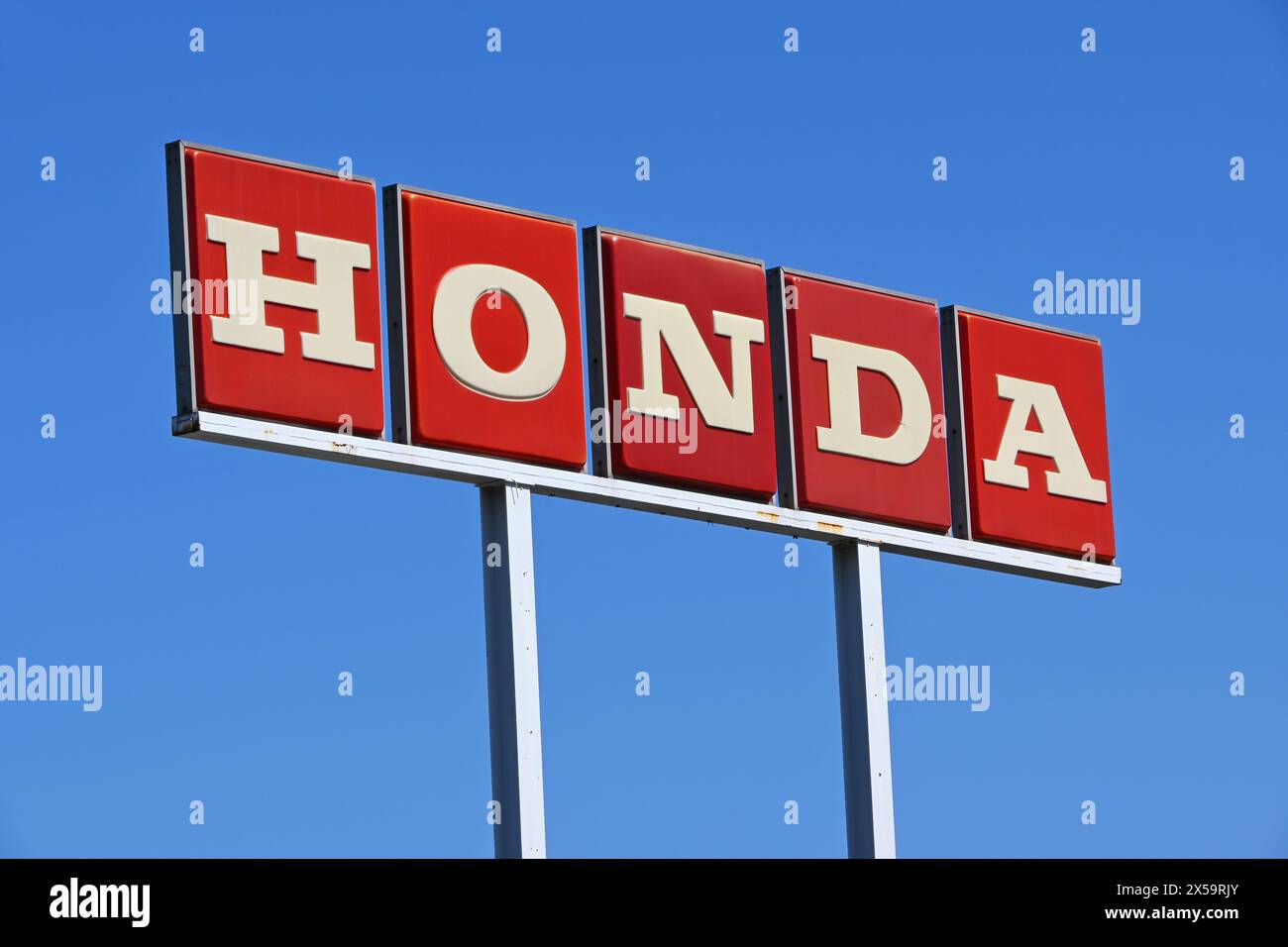 WHITTIER, CALIFORNIE - 28 APR 2024 : Honda signe contre un ciel bleu vif. Banque D'Images