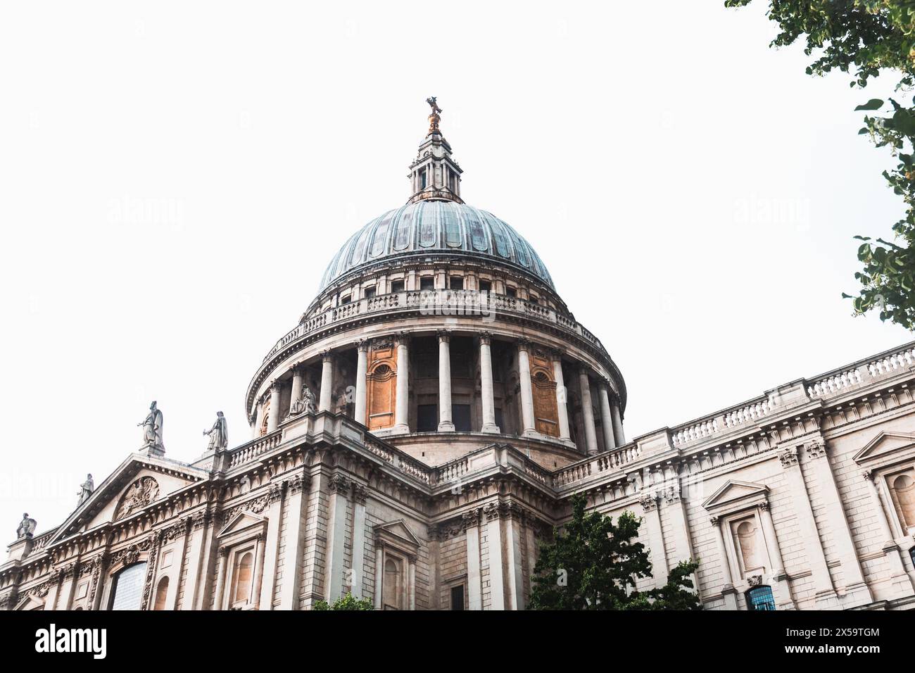 Cathédrale Saint-Paul photographiée avec un objectif grand angle, Londres, Royaume-Uni. Banque D'Images