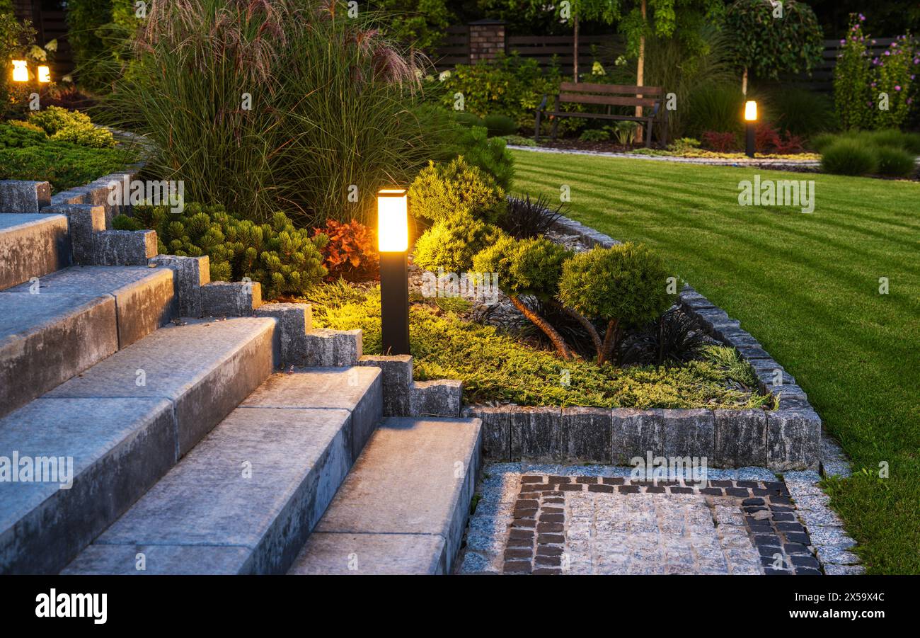 Soirée dans le magnifique jardin rocailleux illuminé par LED Garden Lighting Banque D'Images