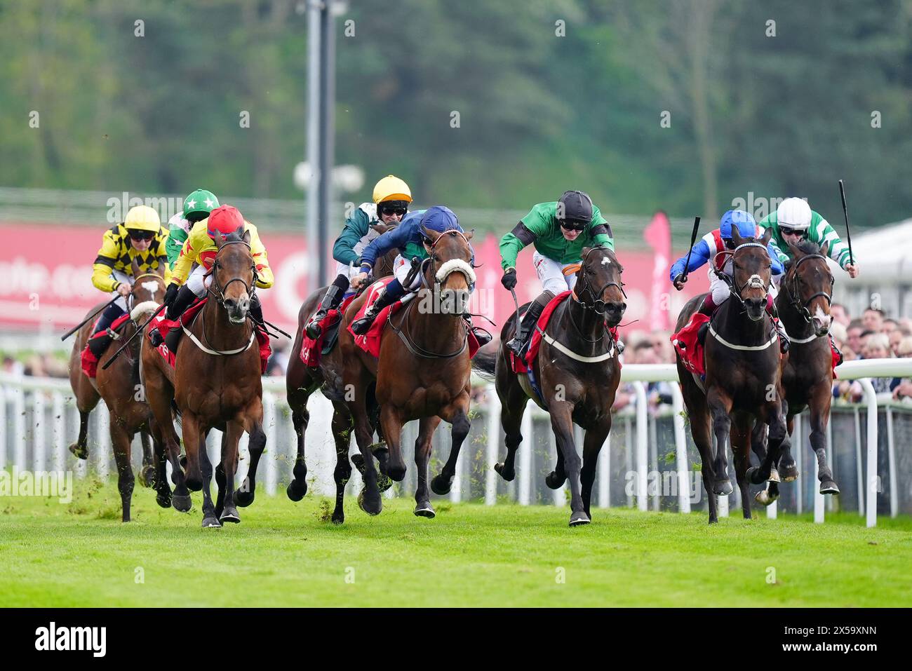 Coureurs et coureurs dans le Saddle-Up for More Than Racing handicap tote.co.uk lors de la Journée des essais du Boodles May Festival à l'hippodrome de Chester. Date de la photo : mercredi 8 mai 2024. Banque D'Images