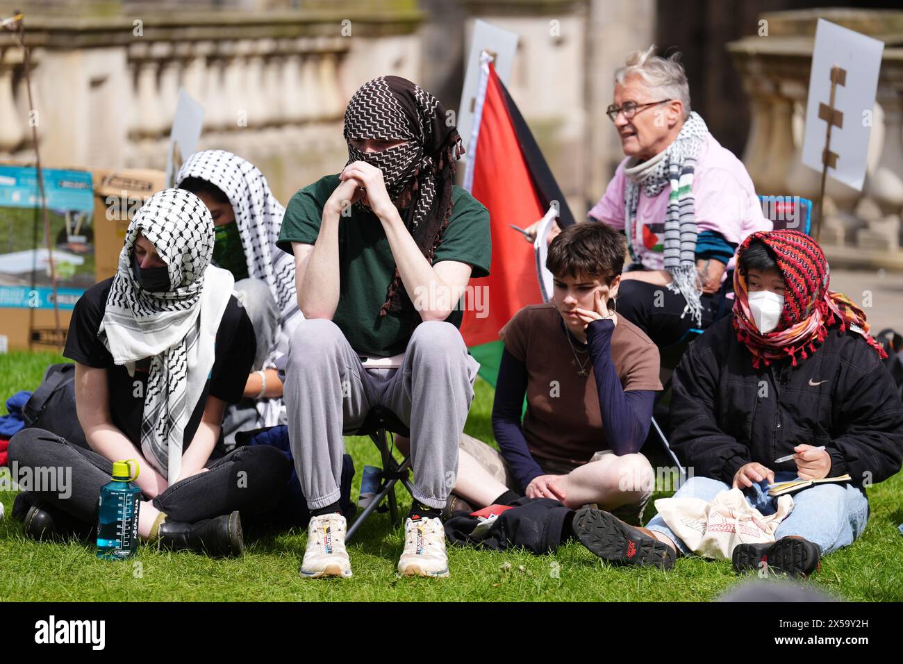 Étudiants dans un campement de l'Old College de l'Université d'Édimbourg, protestant contre la guerre à Gaza. Des étudiants au Royaume-Uni, y compris à Leeds, Newcastle et Bristol, ont installé des tentes à l'extérieur des bâtiments universitaires, reproduisant les manifestations nationales sur le campus qui ont commencé aux États-Unis le mois dernier. Date de la photo : mercredi 8 mai 2024. Banque D'Images