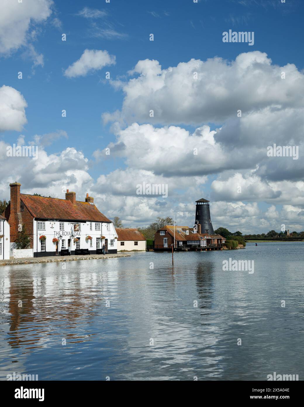 Le Royal Oak Pub et le Langstone Mill. Langstone Harbour, Havant, Hampshire, Royaume-Uni Banque D'Images