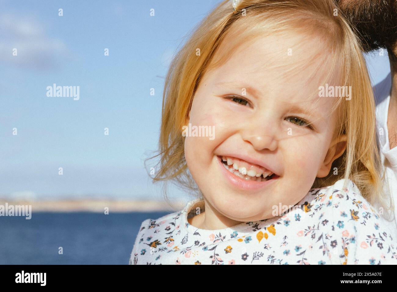 Portrait de fille souriante, fille de cheveux blonds caucasiens de 3 ans posant pour le portrait Banque D'Images