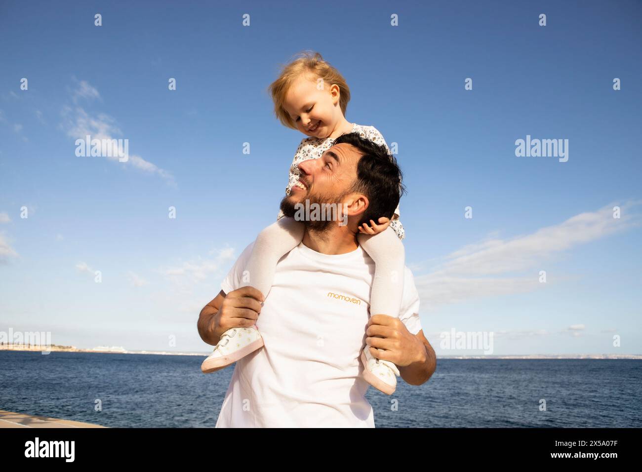 Portrait père et fille jouant en plein air sur fond de ciel bleu Banque D'Images