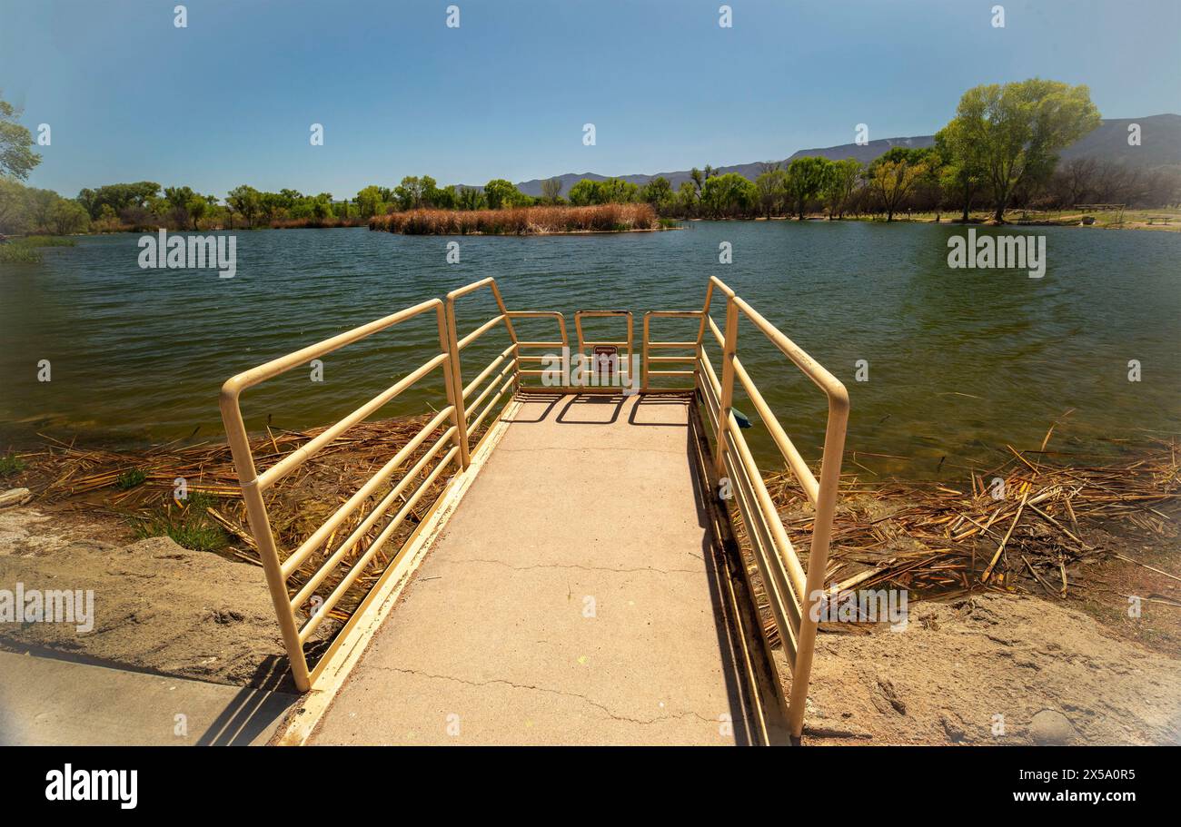 Des dispositions attentionnées en matière d'accessibilité pour les personnes handicapées - rampe de pêche récréative au-dessus du lac au parc d'État Dead Horse Ranch, Banque D'Images