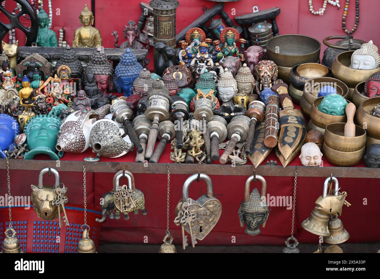 Souvenirs vendus dans une boutique à Swayambhunath, un ancien complexe religieux à Katmandou, au Népal Banque D'Images