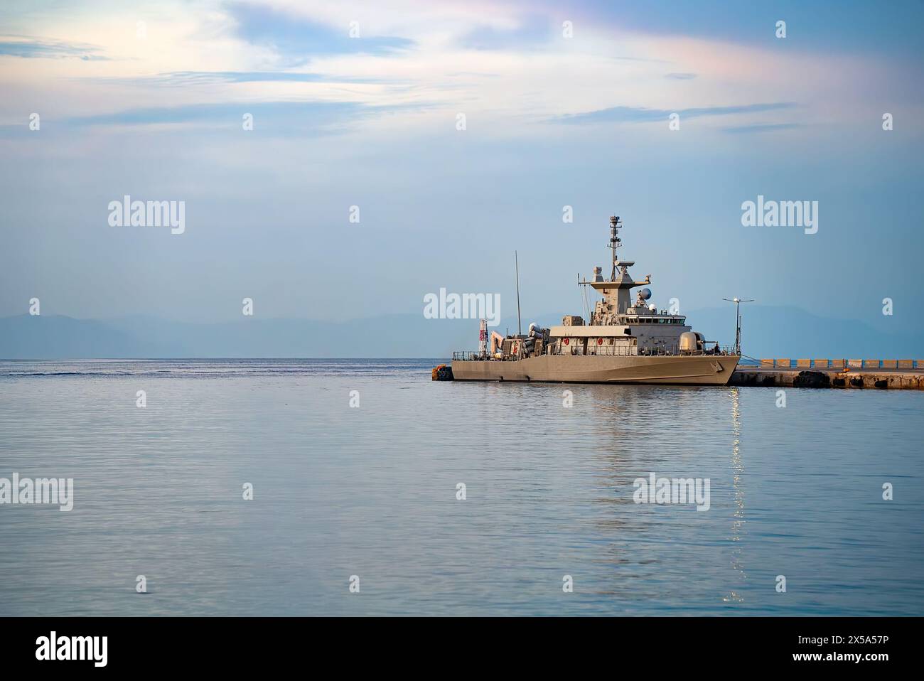Navire de patrouille moderne dans le port. Banque D'Images