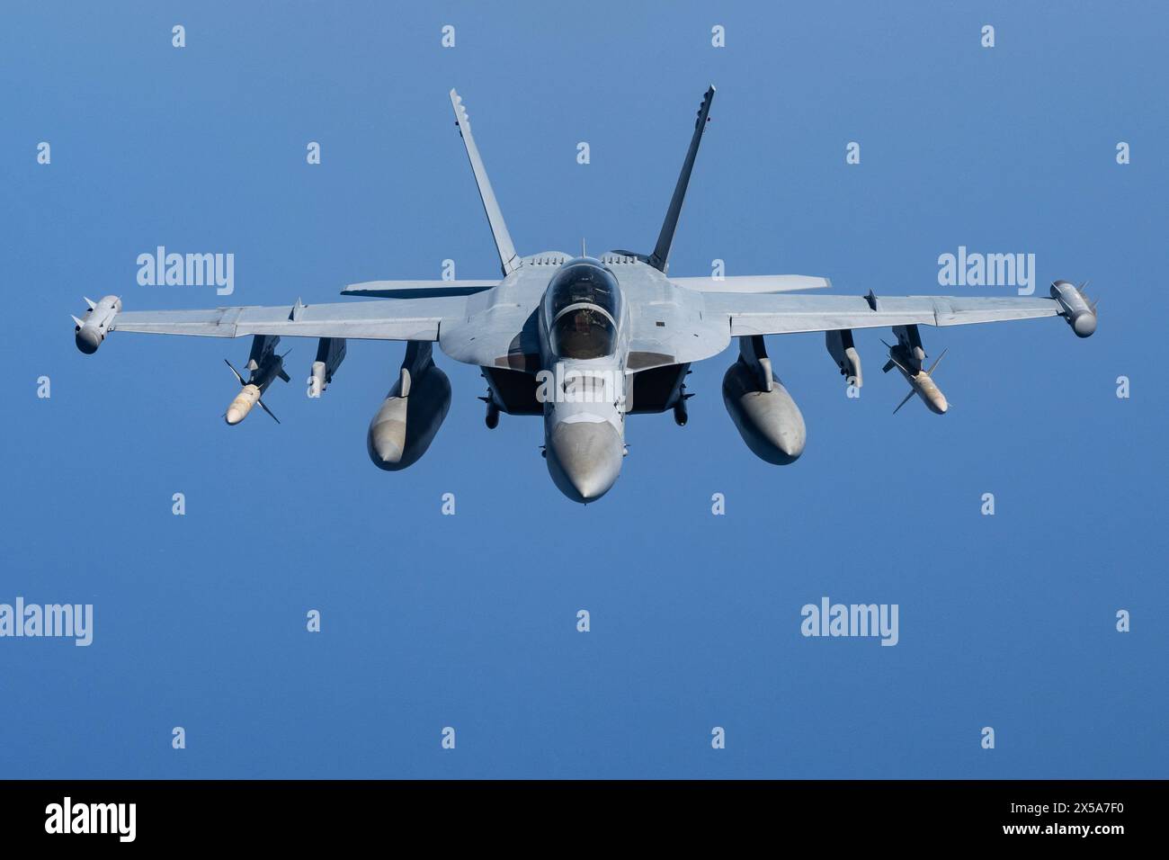 Un E/A-18G Growler de l'US Navy approche avant d'effectuer un vol en formation avec le F-15E Strike Eagles de la Royal Air Force Lakenheath's Banque D'Images