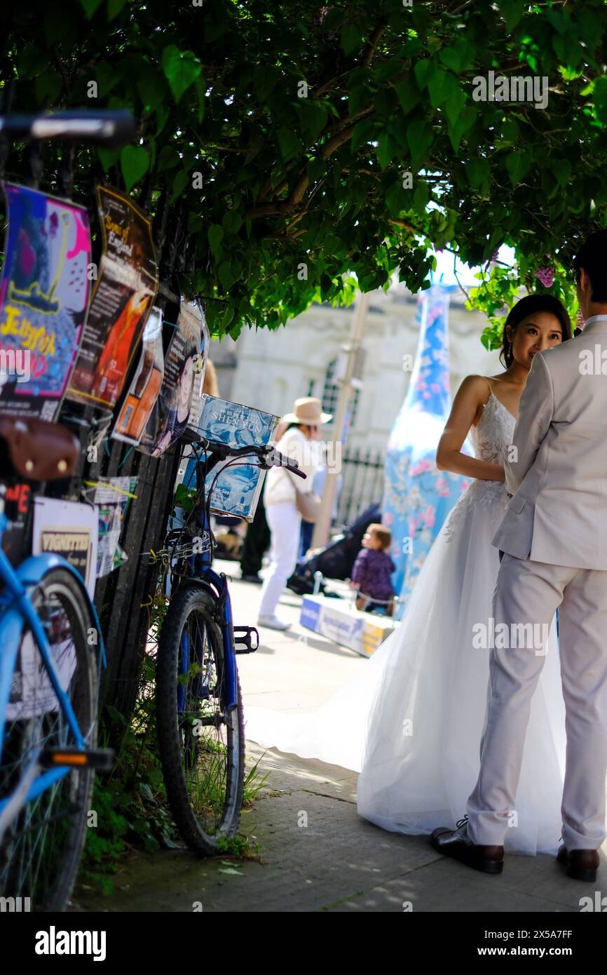 Couple foriegn ayant des photos de mariage touristique prises à Cambridge Banque D'Images