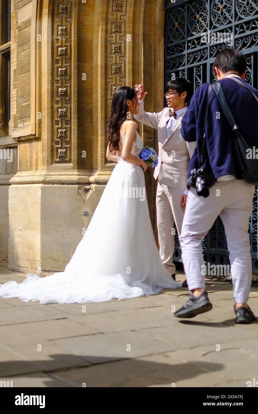 Couple foriegn ayant des photos de mariage touristique prises à Cambridge Banque D'Images