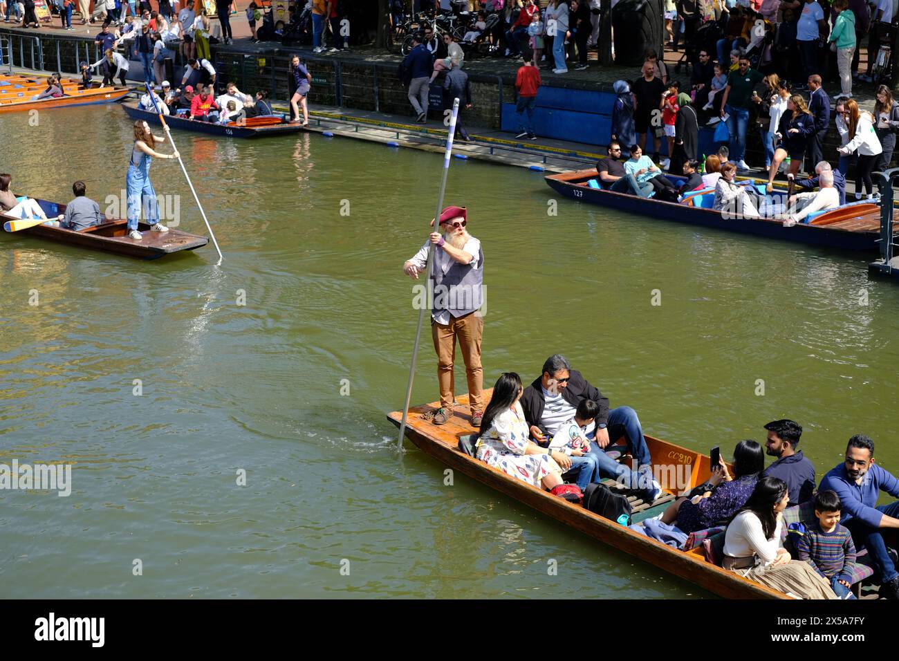 Touristes sur la rivière Cam à Cambridge UK, Punting. Banque D'Images