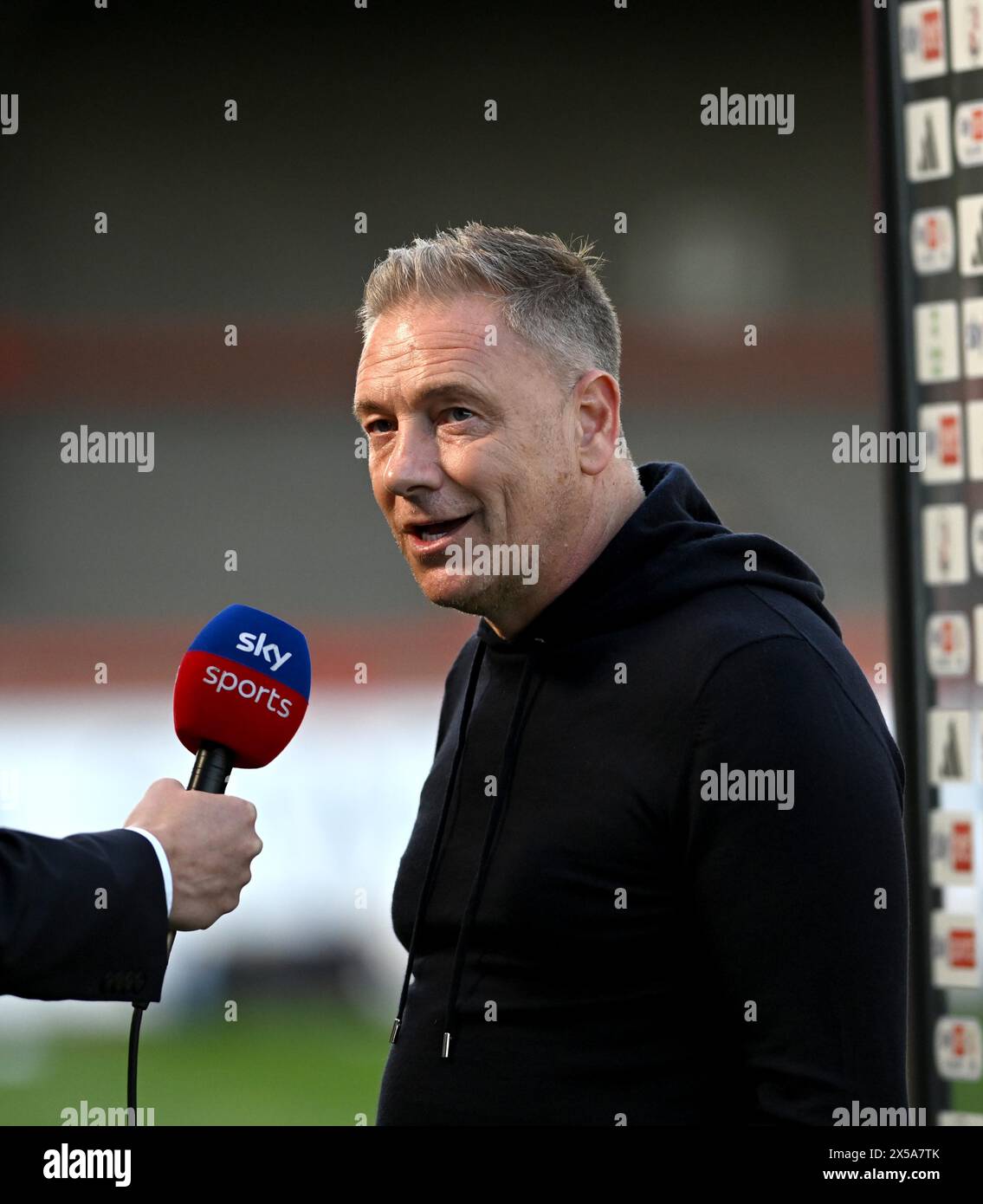Le manager de Crawley Scott Lindsey interviewé par Sky Television pendant le match de demi-finale de première manche de la Sky Bet EFL League Two entre Crawley Town et MK dons au Broadfield Stadium, Crawley, Royaume-Uni - 7 mai 2024. Photo Simon Dack / images de téléobjectif. Usage éditorial exclusif. Pas de merchandising. Pour Football images, les restrictions FA et premier League s'appliquent inc. aucune utilisation d'Internet/mobile sans licence FAPL - pour plus de détails, contactez Football Dataco Banque D'Images