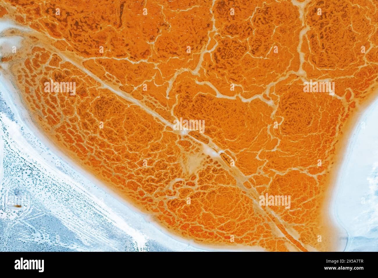 Plan aérien vibrant capturant les motifs complexes des lagunes salées près de Tolède, mettant en valeur l'art naturel des gisements minéraux Banque D'Images