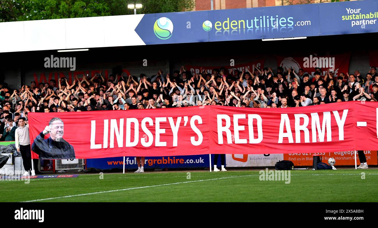 Les fans de Crawley derrière une bannière de l'entraîneur Scott Lindsey pendant le Sky Bet EFL League deux play-offs demi-finale match de première manche entre Crawley Town et MK dons au Broadfield Stadium , Crawley , Royaume-Uni - 7 mai, 2024. Photo Simon Dack / images de téléobjectif. Usage éditorial exclusif. Pas de merchandising. Pour Football images, les restrictions FA et premier League s'appliquent inc. aucune utilisation d'Internet/mobile sans licence FAPL - pour plus de détails, contactez Football Dataco Banque D'Images