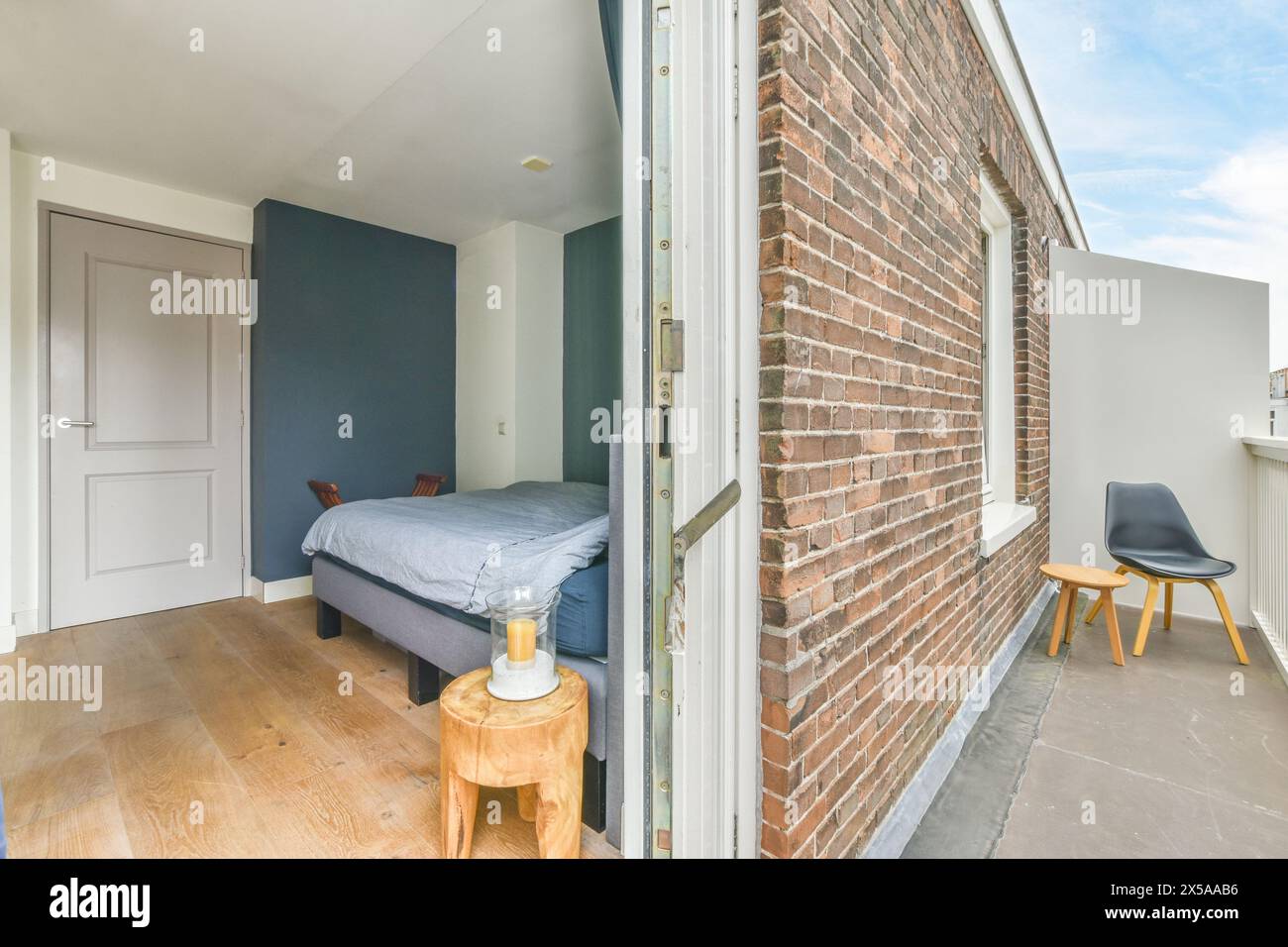 Intérieur confortable de la chambre avec mobilier moderne Banque D'Images
