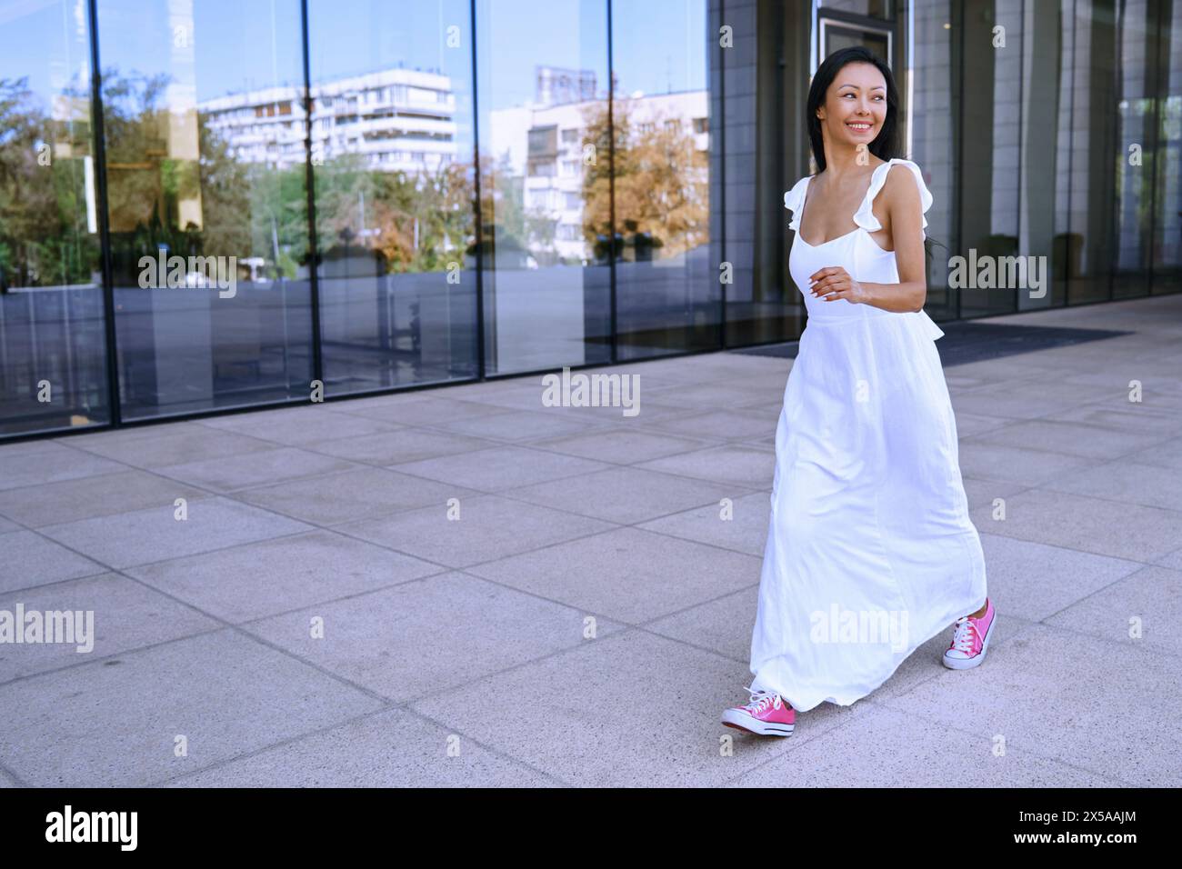 Belle femme marchant dans la ville Banque D'Images
