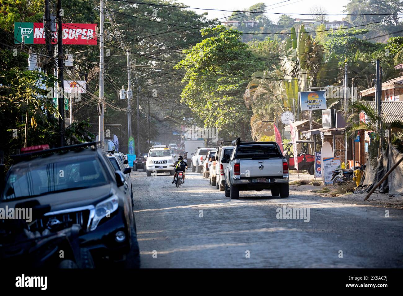 Scène de rue, route principale animée à travers la petite ville de Santa Teresa, sur la côte pacifique de la péninsule de Nicoya, Costa Rica Banque D'Images