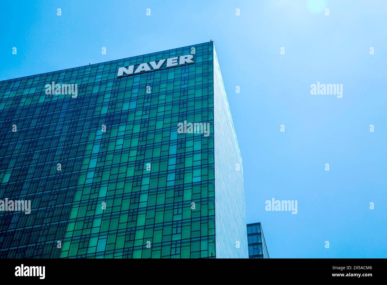 Naver, le 8 mai 2024 : le siège du géant sud-coréen Naver Corp. à Seongnam, au sud de Séoul, Korera du Sud. Naver a développé la messagerie mobile 'Line' en 2011 et il avait environ 96 millions d'utilisateurs au Japon en 2023, selon Line plus Corp., la filiale de Naver qui exploite l'application mobile en Corée du Sud. LY Corp. est l'opérateur de Line au Japon et le portail Internet Yahoo Japon. LY est contrôlée par A Holdings, une joint-venture 50-50 entre Naver Corp. et le groupe japonais SoftBank. Crédit : Lee Jae-won/AFLO/Alamy Live News Banque D'Images