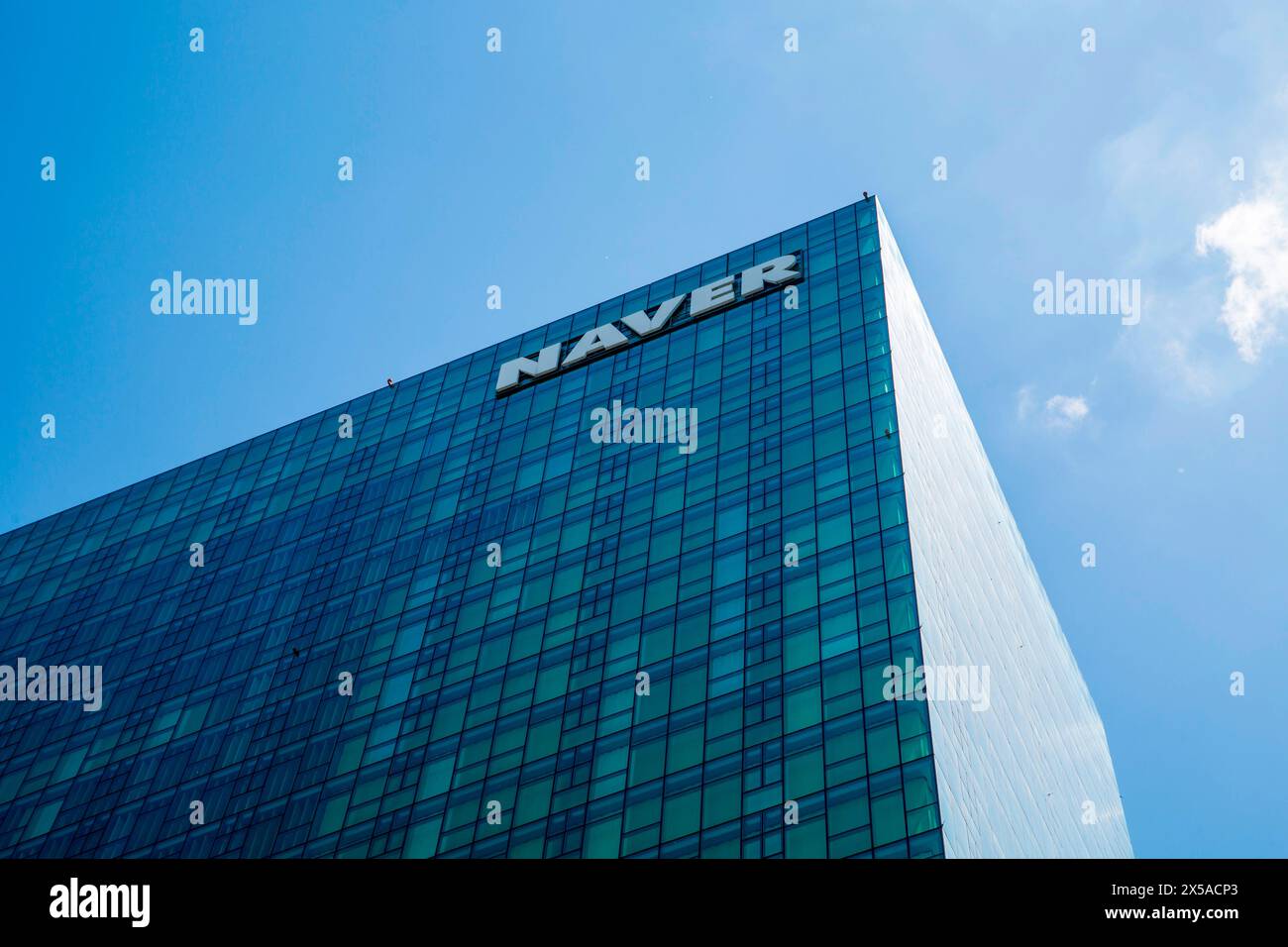 Naver, le 8 mai 2024 : le siège du géant sud-coréen Naver Corp. à Seongnam, au sud de Séoul, Korera du Sud. Naver a développé la messagerie mobile 'Line' en 2011 et il avait environ 96 millions d'utilisateurs au Japon en 2023, selon Line plus Corp., la filiale de Naver qui exploite l'application mobile en Corée du Sud. LY Corp. est l'opérateur de Line au Japon et le portail Internet Yahoo Japon. LY est contrôlée par A Holdings, une joint-venture 50-50 entre Naver Corp. et le groupe japonais SoftBank. Crédit : Lee Jae-won/AFLO/Alamy Live News Banque D'Images