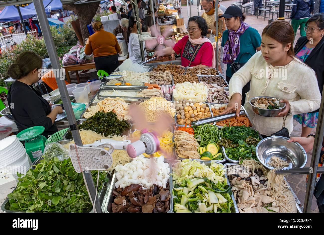 Stand de nourriture au marché nocturne de Luang Prabang, Laos Banque D'Images