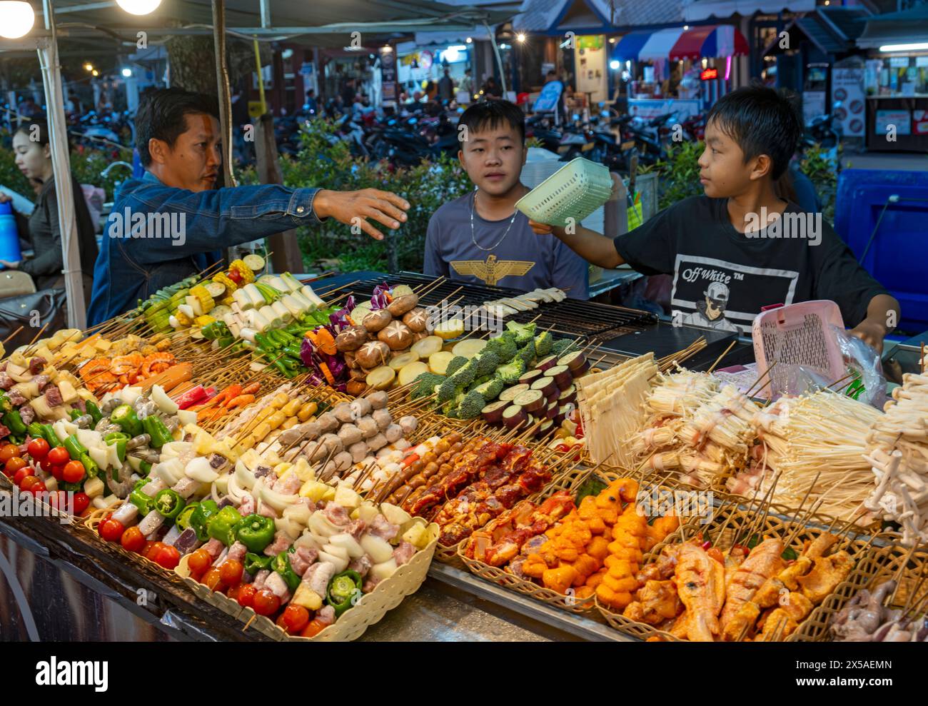 Stand de nourriture au marché nocturne de Luang Prabang, Laos Banque D'Images