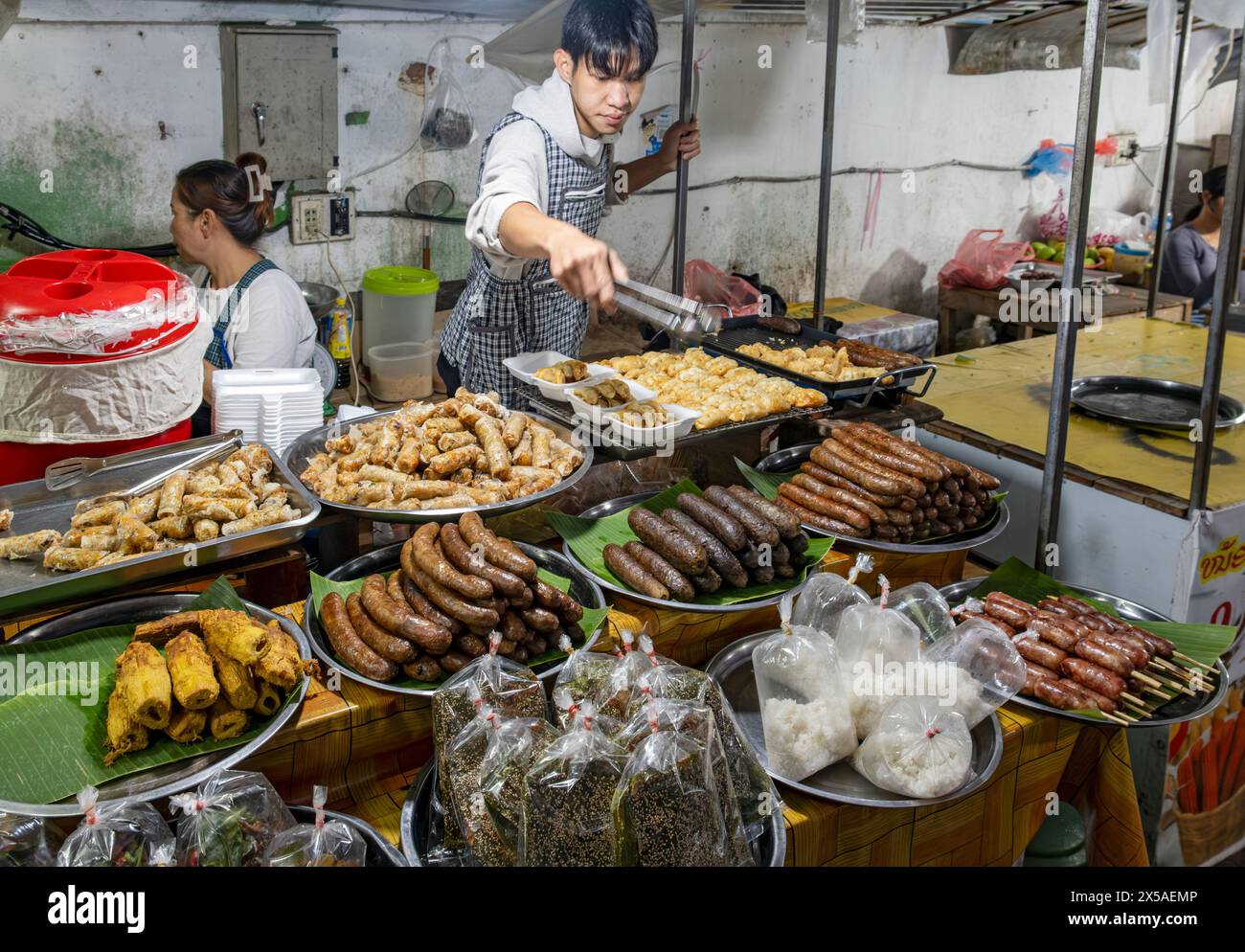Stand de nourriture au marché nocturne de Luang Prabang, Laos Banque D'Images