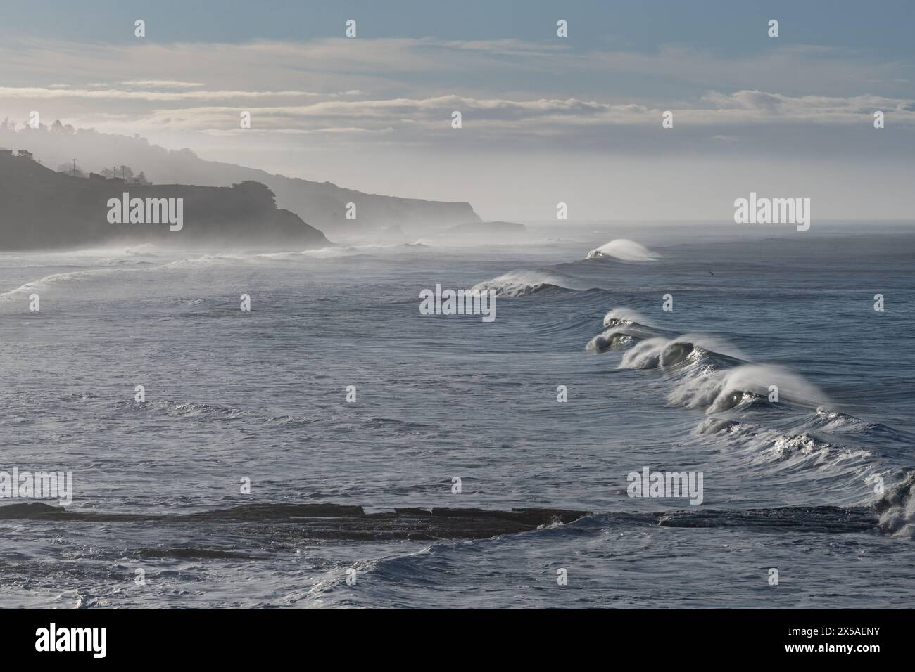 Les vagues se baladant le long de la côte de l'océan Pacifique dans le nord de la Californie par un matin brumeux de printemps. Banque D'Images