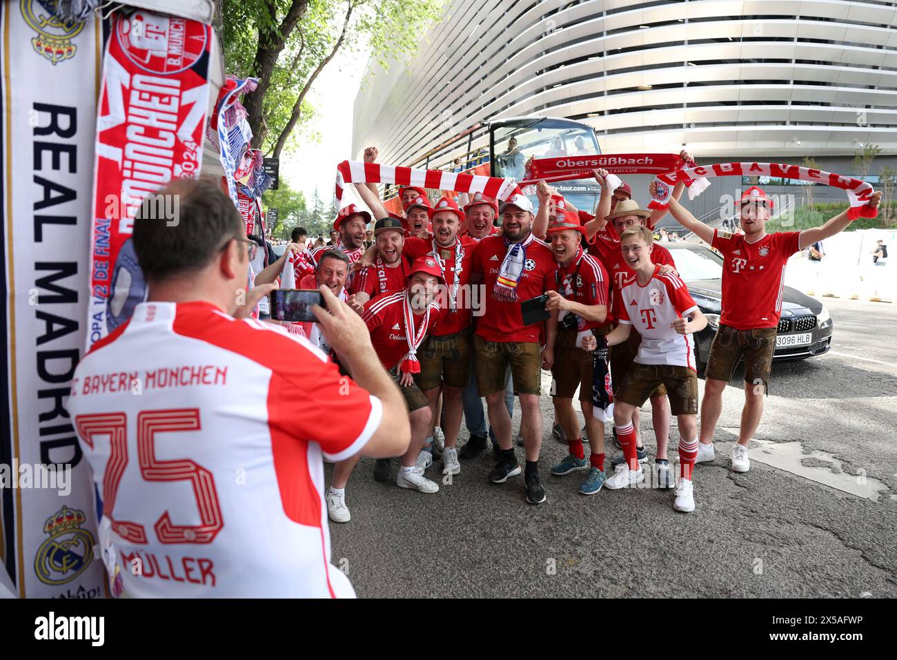 Les supporters du Bayern Munich posent pour une photo près du stade avant la demi-finale de la Ligue des champions de l'UEFA, match de deuxième manche au Santiago Bernabeu, Madrid. Date de la photo : mercredi 8 mai 2024. Banque D'Images