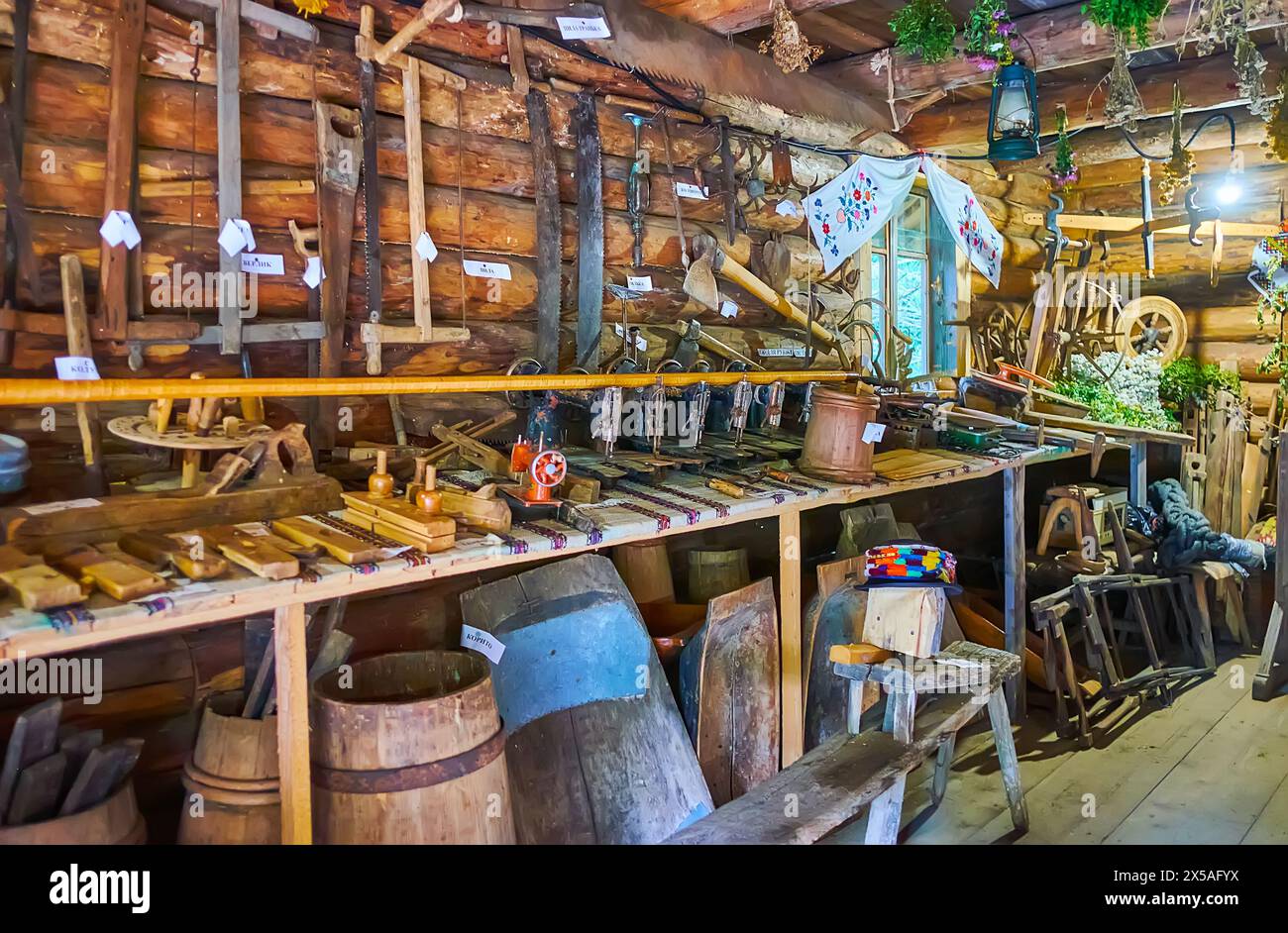 YABLUNYTSYA, UKRAINE - 24 JUILLET 2021 : intérieur de la maison de Hutsul molfar (sorcier folklorique) avec des meubles en bois, des herbes, des ustensiles de cuisine et des serviettes rushnyk Banque D'Images