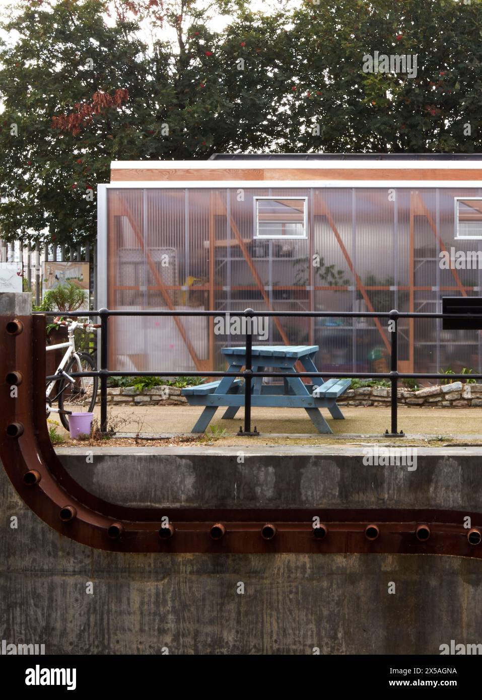 Élévation latérale détaillée de la structure translucide. Cody Dock - The Growing Space, Londres, Royaume-Uni. Architecte : Live Design Studio, 2023. Banque D'Images