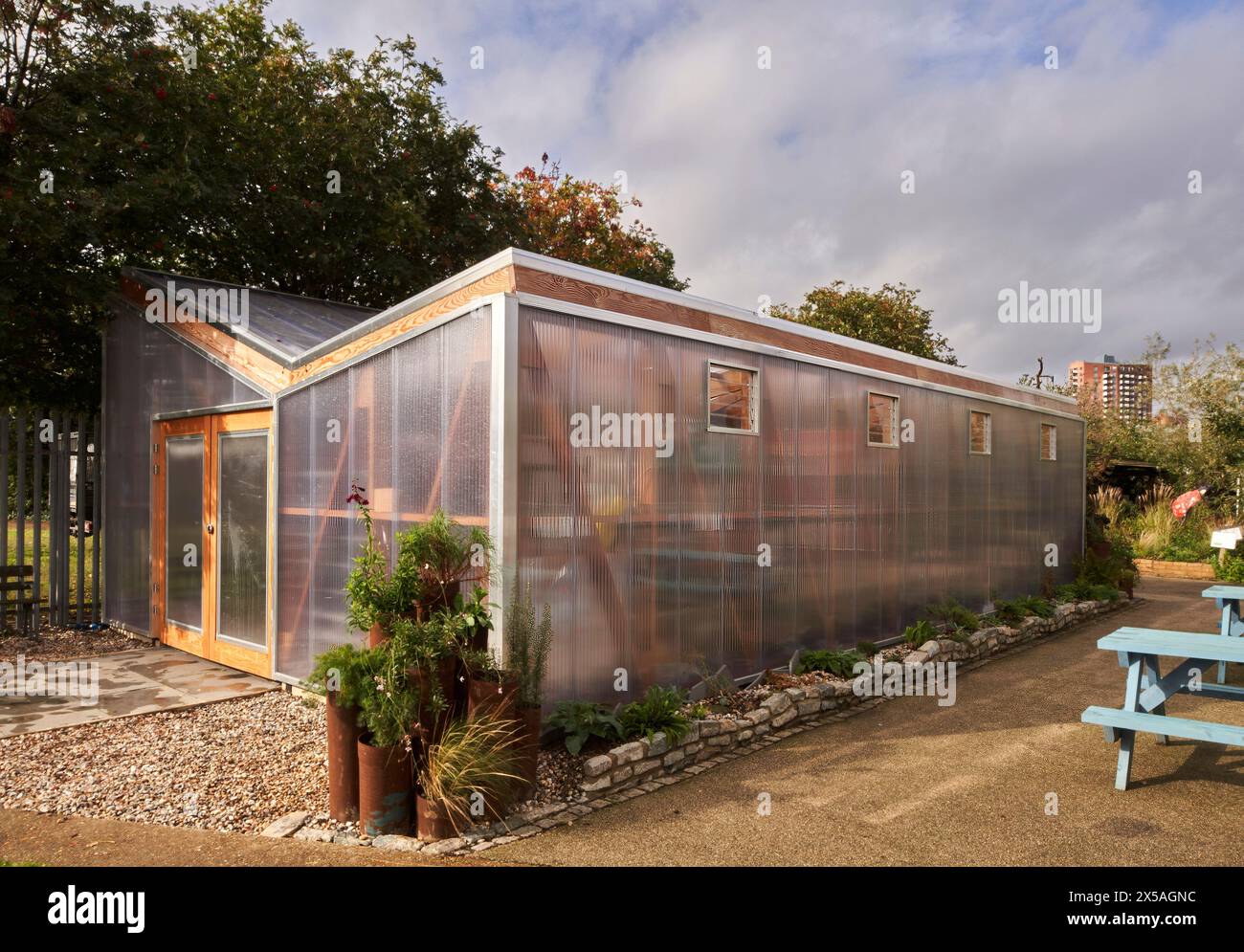 Élévation d'angle de la façade d'entrée translucide. Cody Dock - The Growing Space, Londres, Royaume-Uni. Architecte : Live Design Studio, 2023. Banque D'Images