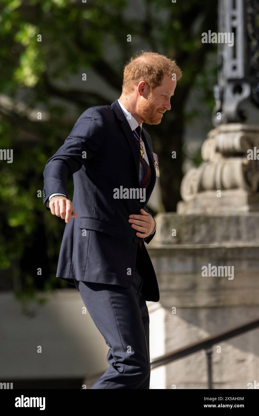 Londres, Royaume-Uni. 8 mai 2024. Le prince Harry assiste au service du 10e anniversaire des Jeux Invictus à la cathédrale Saint-Paul. Le Prince a co-fondé les Jeux en tant que plate-forme pour les vétérans blessés, malades et blessés afin de présenter leur réadaptation mentale et physique sur la scène mondiale par le sport. Sa visite marque la première fois qu'il se trouve dans le pays depuis sa visite précipitée pour voir le roi en février après le diagnostic de cancer du monarque. Credit : Stephen Chung / Alamy Live News Banque D'Images