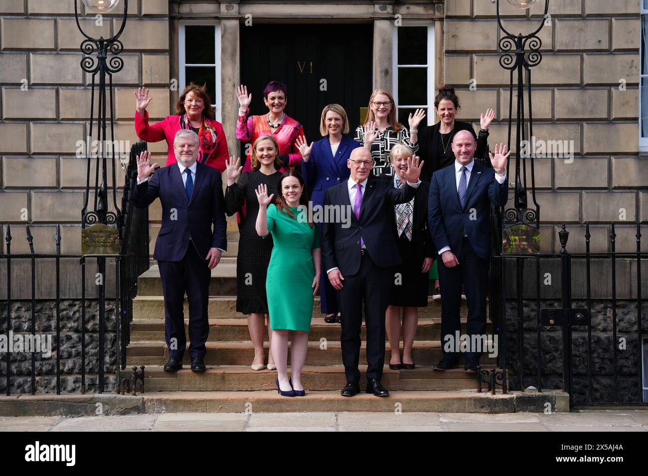 NOM CORRIGÉ RETRANSMIS DE HISLOP à HYSLOP nouvellement nommé premier ministre de l'Écosse John Swinney se tient avec ses nouveaux membres du Cabinet (rangée supérieure - gauche à droite)Fiona Hyslop, Angela Constance, Jenny Gilruth, Shirley-Anne Somerville et Mairi Gougeon, (rangée avant gauche à droite) Angus Robertson, Mairi McAllan, Kate Forbes, John Swinney, Shona Robison et Neil Gray, sur les marches de Bute House, Édimbourg. Date de la photo : mercredi 8 mai 2024. Banque D'Images