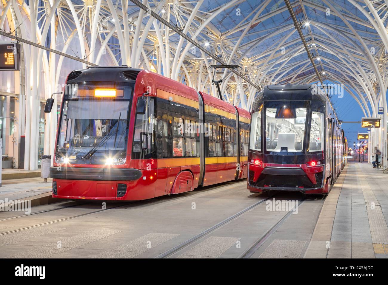 Lodz, Pologne. Deux tramways modernes sur la station de tramway Piotrkowska Centrum dans la soirée Banque D'Images