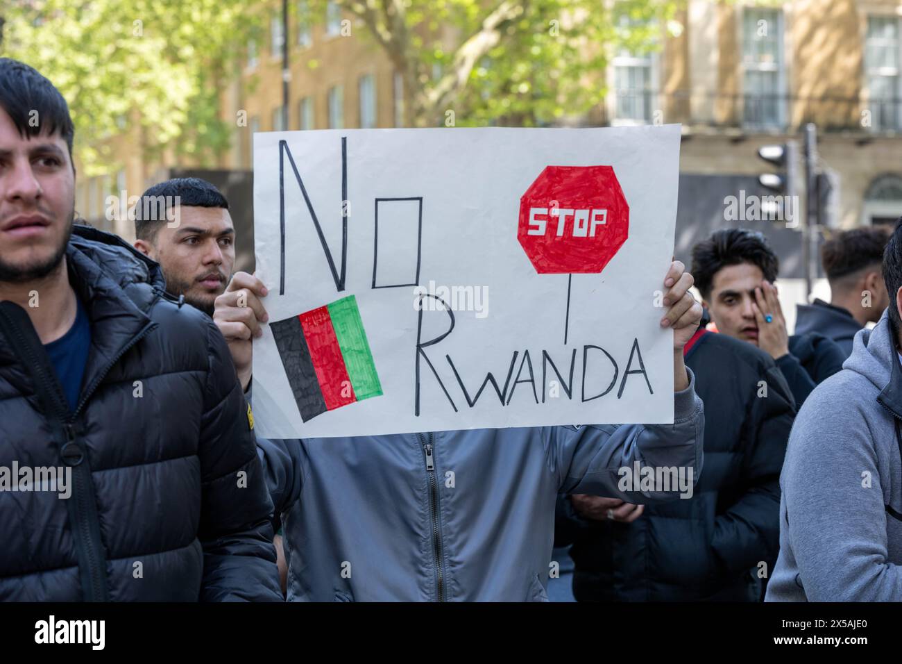 Londres, Royaume-Uni. 08 mai 2024. Des Afghans protestent contre le processus d'expulsion du Rwanda devant Downing Street Londres crédit : Ian Davidson/Alamy Live News Banque D'Images